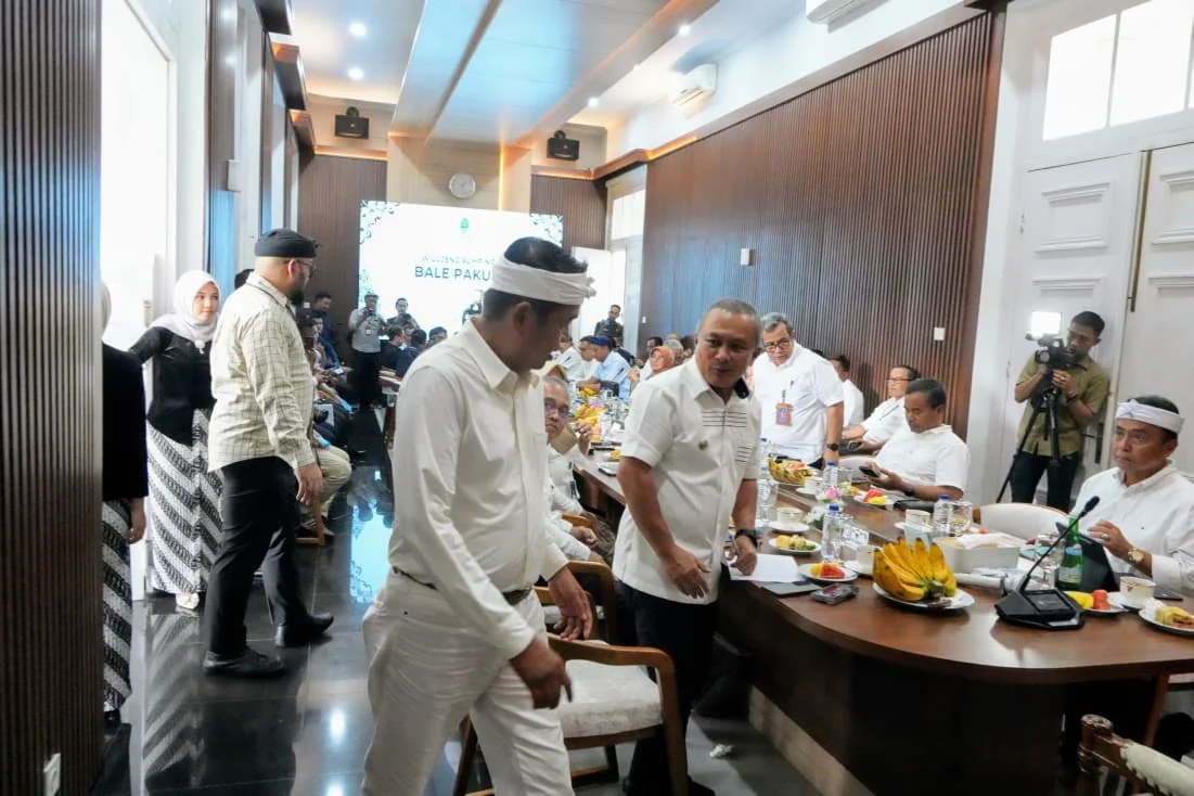 Gubernur Jawa Barat Kang Dedi Mulyadi (KDM) dan  Bupati Kuningan, Dr. H. Dian Rachmat Yanuar, M.Si sepakat untuk menyelesaikan persoalan bersama-sama.Dok-IKP/Diskominfo/Prokompim
