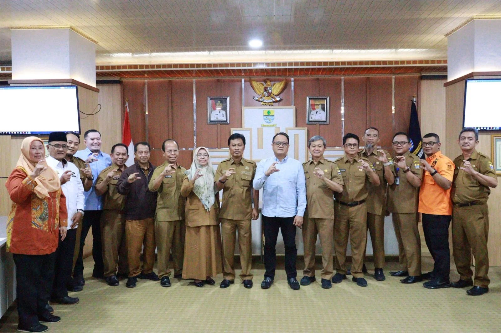 Pertemuan strategis ini dihadiri langsung oleh Wali Kota Cirebon, Effendi Edo, didampingi Pj Sekretaris Daerah, Sumanto,  Asisten Administrasi Umum, M Arief Kurniawan serta unsur pimpinan DPRD, para kepala perangkat daerah, hingga perwakilan lembaga sosia