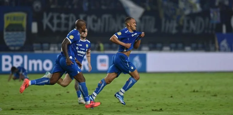 Pemain Persib Bandung saat selebrasi seusai mencetak gol ke gawang Bali United dalam laga pekan ke-29 Liga 1 2024/2025, di Stadion Gelora Bandung Lautan Api, Jumat, 18 April 2024.