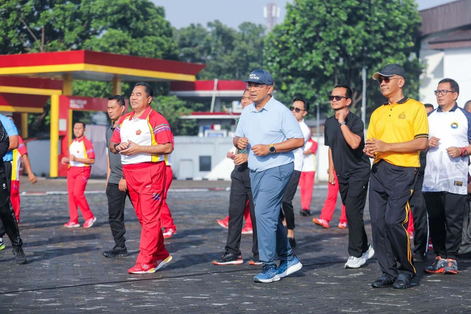 Kegiatan olahraga bersama ini turut dihadiri Wali Kota Bandung, Muhammad Farhan, yang tampak aktif mengikuti seluruh rangkaian acara bersama unsur TNI, peserta didik, serta kalangan akademisi.Dok-Diskominfo Kota Bandung