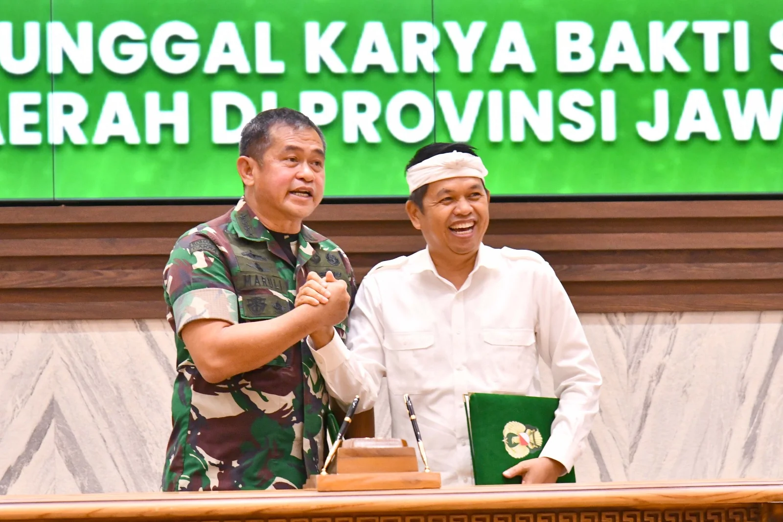 Gubernur dan Sekda Jabar menghadiri acara Penandatanganan Perjanjian Kerja Sama ( PKS ) antara Pemda Provinsi Jawa Barat dengan TNI AD Manunggal Karya Bakti Skala Besar Pembangunan Daerah di Provinsi Jawa Barat di Gedung GPH Djati Kusumo Mabesad, Jakarta,