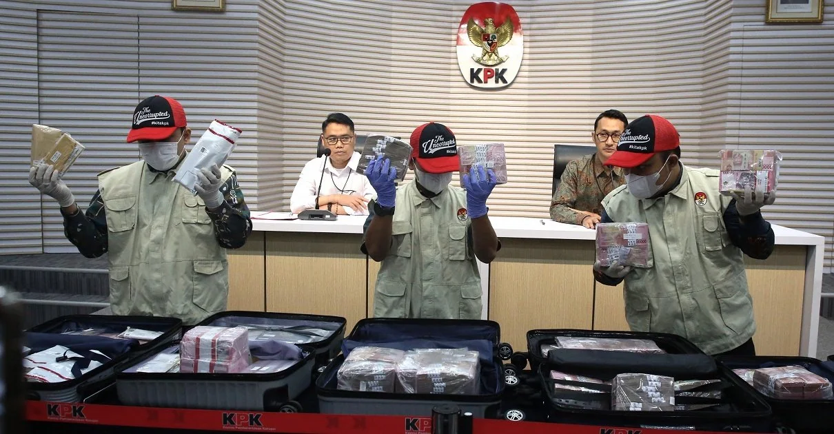 Komisi Pemberantasan Korupsi (KPK) menahan satu orang tersangka, yaitu BBP selaku Kepala Seksi Intelijen Cukai pada Direktorat Penindakan dan Penyidikan Direktorat Jenderal Bea dan Cukai (P2 DJBC) dalam pengembangan penyidikan perkara dugaan tindak pidana