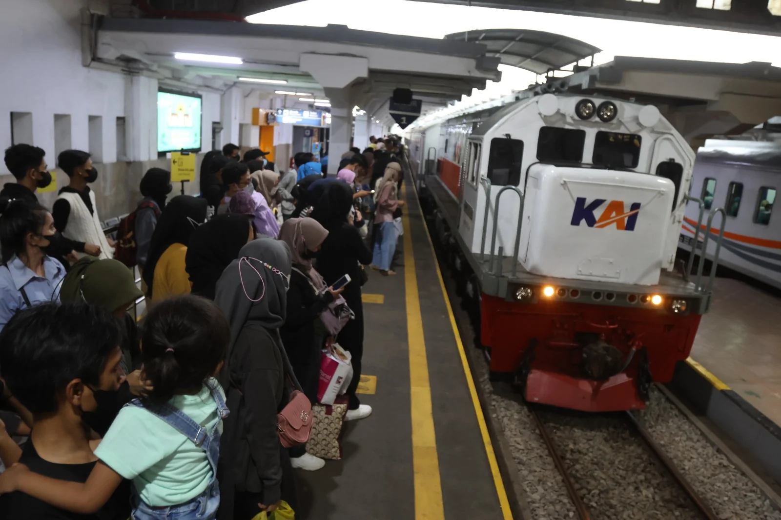 Sejak memasuki libur natal angka pengguna Kereta Commuter Line di Bandung Raya mencapai 53 ribu setiap hari.
