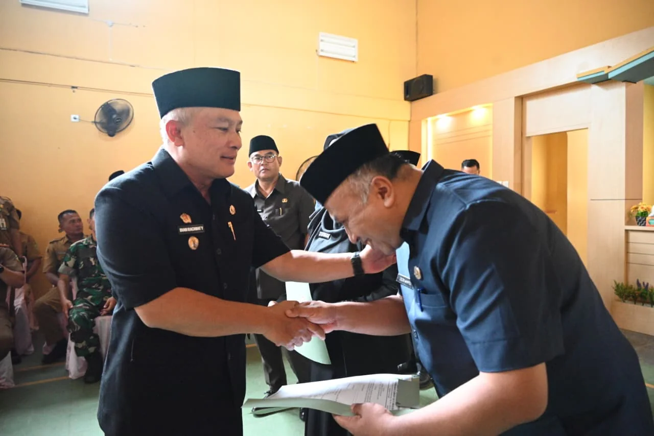 Bupati Kuningan, Dr. H. Dian Rachmat Yanuar, Msi yang mengangkat 27 jabatan Kepala UPTD Puskesmas tersebut didampingi Wakil Bupati, Tuti Andriani, S.H., M.Kn, Sekretaris Daerah, U. Kusmana, S.Sos., M.Si, kepala BKPSDM, Beni Prihayatno, S.Sos., M.Si dan Ke