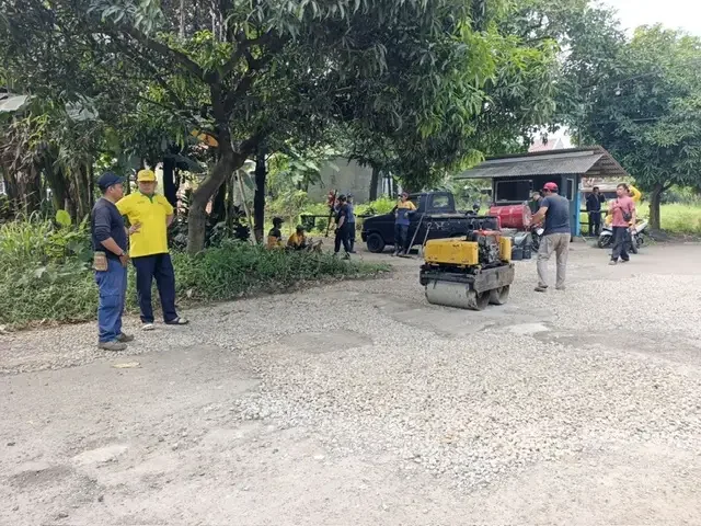 Wakil Ketua DPRD Kota Depok, Tajudin Tabri, meninjau langsung proses perbaikan jalan di kawasan Wisma Cakra Limo, Sabtu (30/05/26).(Foto: dok.narasumber)