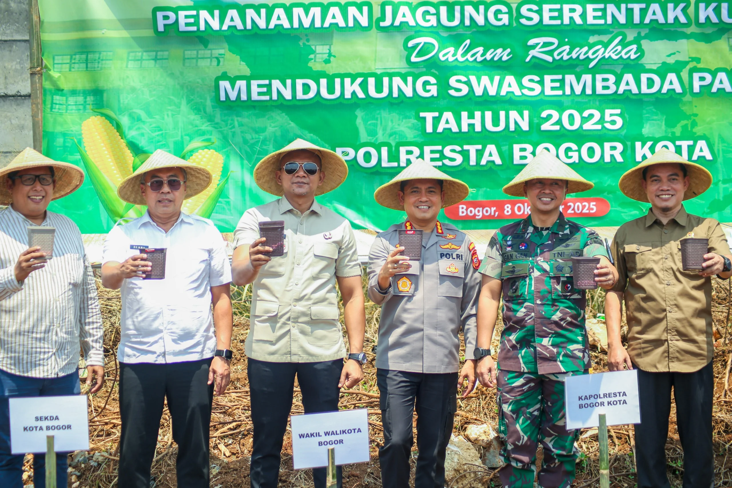Wakil Wali Kota Bogor, Jenal Mutaqin menghadiri kegiatan penanaman bibit jagung kuartal IV bersama jajaran Polresta Bogor Kota.Ist