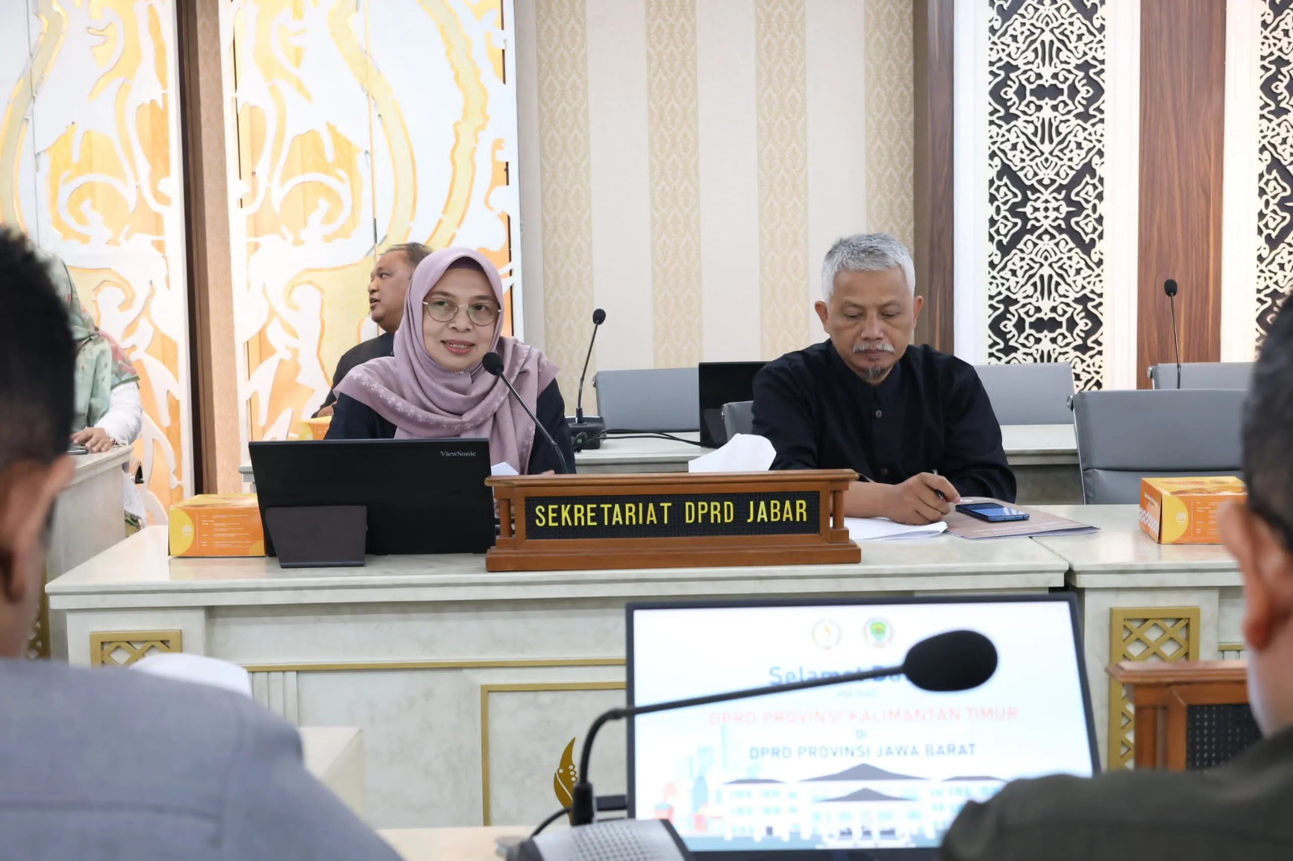 Pelaksana Harian (Plh) Sekretaris DPRD Provinsi Jawa Barat Iis Rostiasih menerima kunjungan kerja (Kunker) dari Panitia Khusus (Pansus) Dewan Perwakilan Rakyat Daerah (DPRD) Provinsi Kalimantan Timur Pembahas Rencana Kerja DPRD Provinsi Kalimantan Timur T