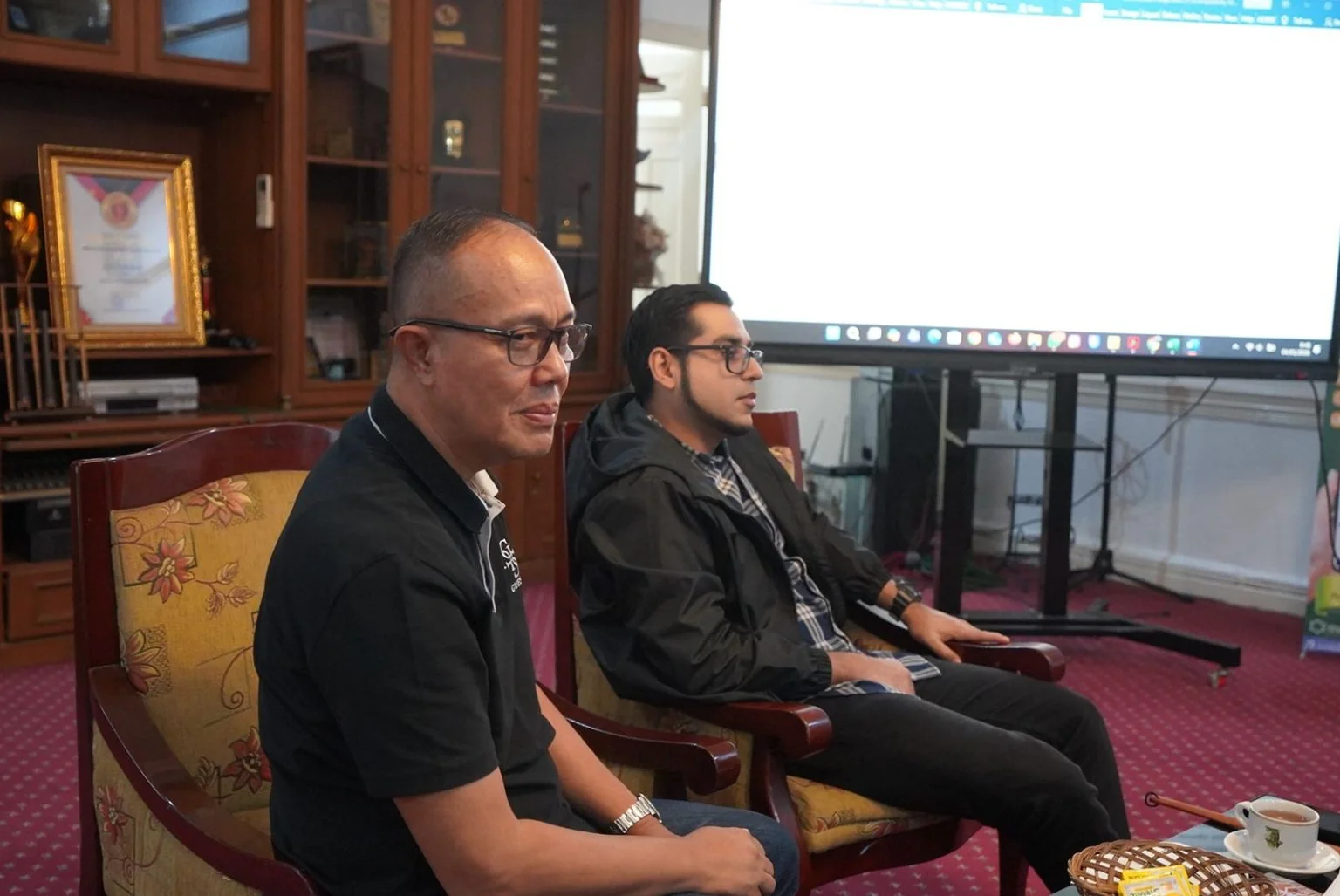 Wali Kota Sukabumi Ayep Zaki, bersama Wakil Wali Kota Sukabumi Bobby Maulana, Sekretaris Daerah Andang Tjahjandi, dan sejumlah pimpinan dinas dan badan pada Pemerintah Kota Sukabumi menggelar rapat koordinasi guna membahas implementasi optimalisasi pajak