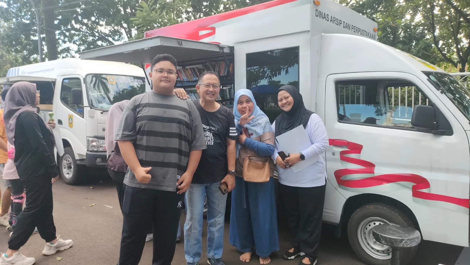 Pemerintah Kabupaten (Pemkab) Bogor melalui Dinas Arsip dan Perpustakaan Daerah (DAPD) Kabupaten Bogor turut ambil bagian dalam menyukseskan program Bupati Bogor melalui kegiatan Car Free Day (CFD) Tegar Beriman dengan menghadirkan layanan Perpustakaan Ke