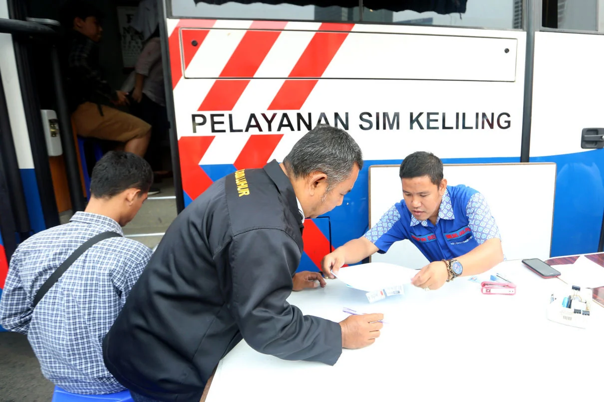 Pelayanan mobil SIM keliling.