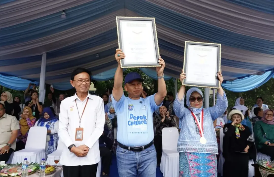 Wali Kota Depok, Supian Suri (tengah) bersama Ketua Sanggar Ayodya Pala, Etin Budi Agustinah (kanan) saat menerima piagam Rekor MURI di DOS.Ist