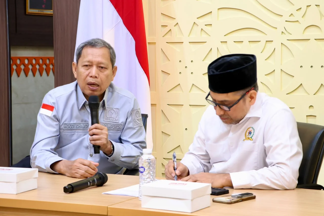 Wakil Ketua Bapemperda DPRD Provinsi Jawa Barat, Drs. H. Daddy Rohanady bersama anggota Bapemperda saat melakukan kunjungan kerja ke DPRD DKI Jakarta.Dok-Humas DPRD Jabar