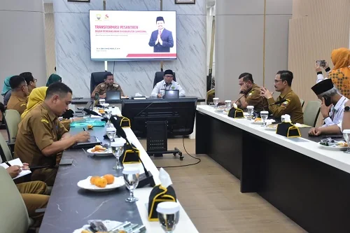 Bupati Sumedang Dony Ahmad Munir didampingi Kepala Kemenag Sumedang Hamzah Rukmana saat  rapat pematangan materi ekspose Pesantren Award.Ist