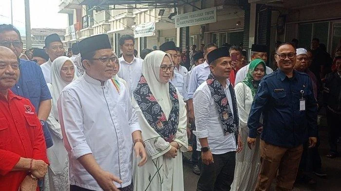 Ai Diantani ketika didampingi Ade Sugianto mendaftarkan diri ke KPU Kabupaten Tasikmalaya sebagai pengganti Cabup di PSU Tasikmalaya, Minggu, 9 Maret 2025.