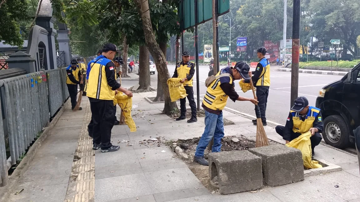 Menyambut Hari Raya Idulfitri 1447 Hijriah, Dinas Sumber Daya Air dan Bina Marga (DSDABM) Kota Bandung menggelar aksi bersih-bersih di sejumlah kawasan strategis.Dok-Diskominfo Kota Bandung