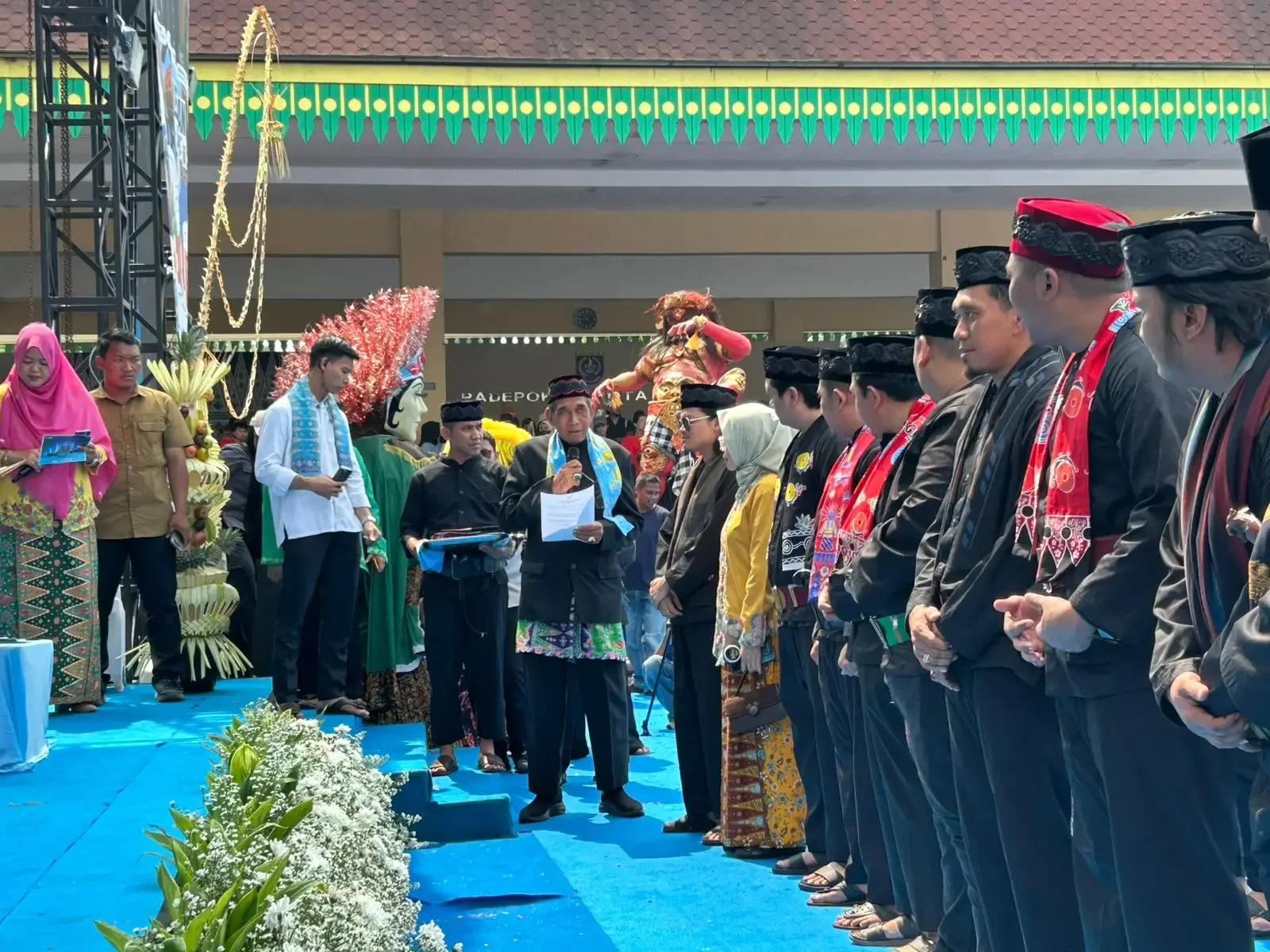 Ketua KOOD Berbudaya, Ahmad Dahlan saat melantik Ronda KOOD Berbudaya. (Foto: JD 01/Diskominfo)