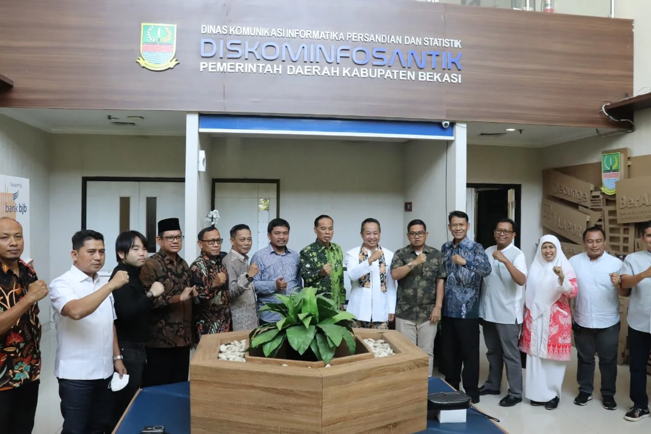 BLANKSPOT : Dinas Komunikasi, Informatika, Persandian dan Statistik (Diskominfosantik) Kabupaten Bekasi menerima kunjungan studi banding dari Komisi I DPRD Provinsi Banten yang membahas program digitalisasi, khususnya di wilayah-wilayah yang masih sulit d