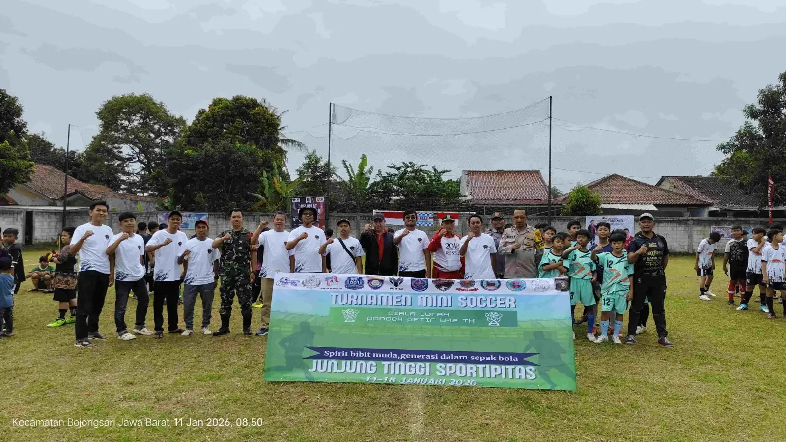 Lurah Pontir, Rengga Nugraha Rojali bersama peserta Turnamen Mini Soccer U-12 Piala Lurah. (Foto: Dokumentasi Narasumber)