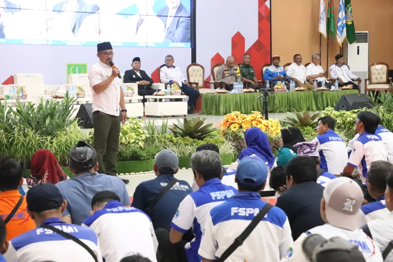 Wakil Bupati Bekasi Asep Surya Atmaja menghadiri kegiatan Konsolidasi Akbar KSPI-FSPMI. Bertempat di Gedung Swatantra Wibawamukti Komplek Pemkab Bekasi Cikarang Pusat, Senin (10/11/2025). Foto: Jaja Jaelani