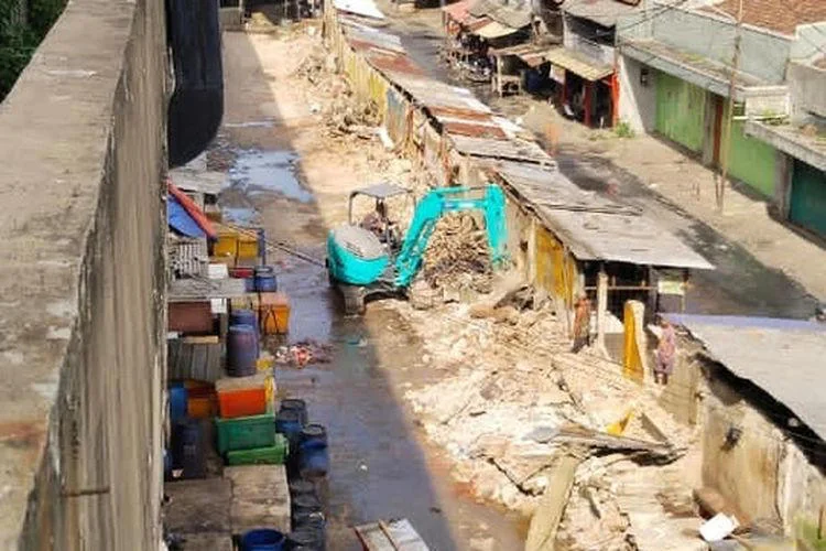 Dianggap Ilegal, 100 Lapak di Pasar Ciroyom Bandung Dibongkar