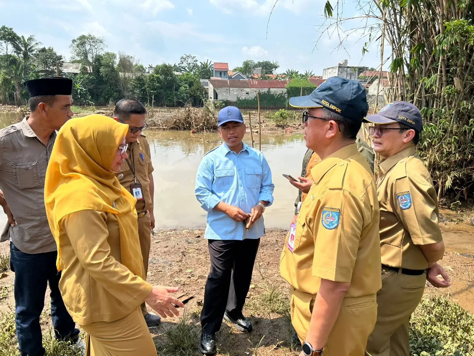 Wali Kota Depok, Supian Suri (tengah) meninjau banjir di dekat TPA Cipayung bersama kepala perangkat daerah, Senin (04/05/26). (Foto: JD 01/Diskominfo Depok).