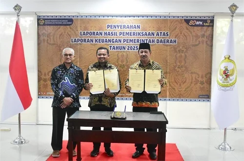 Bupati Dony Ahmad Munir saat menerima LHP BPK yang diberikan Plh Kepala BPK RI Jawa Barat Firman Nurcahyadi  di Gedung BPK RI Jawa Barat.Dok-Diskominfosanditik Sumedang