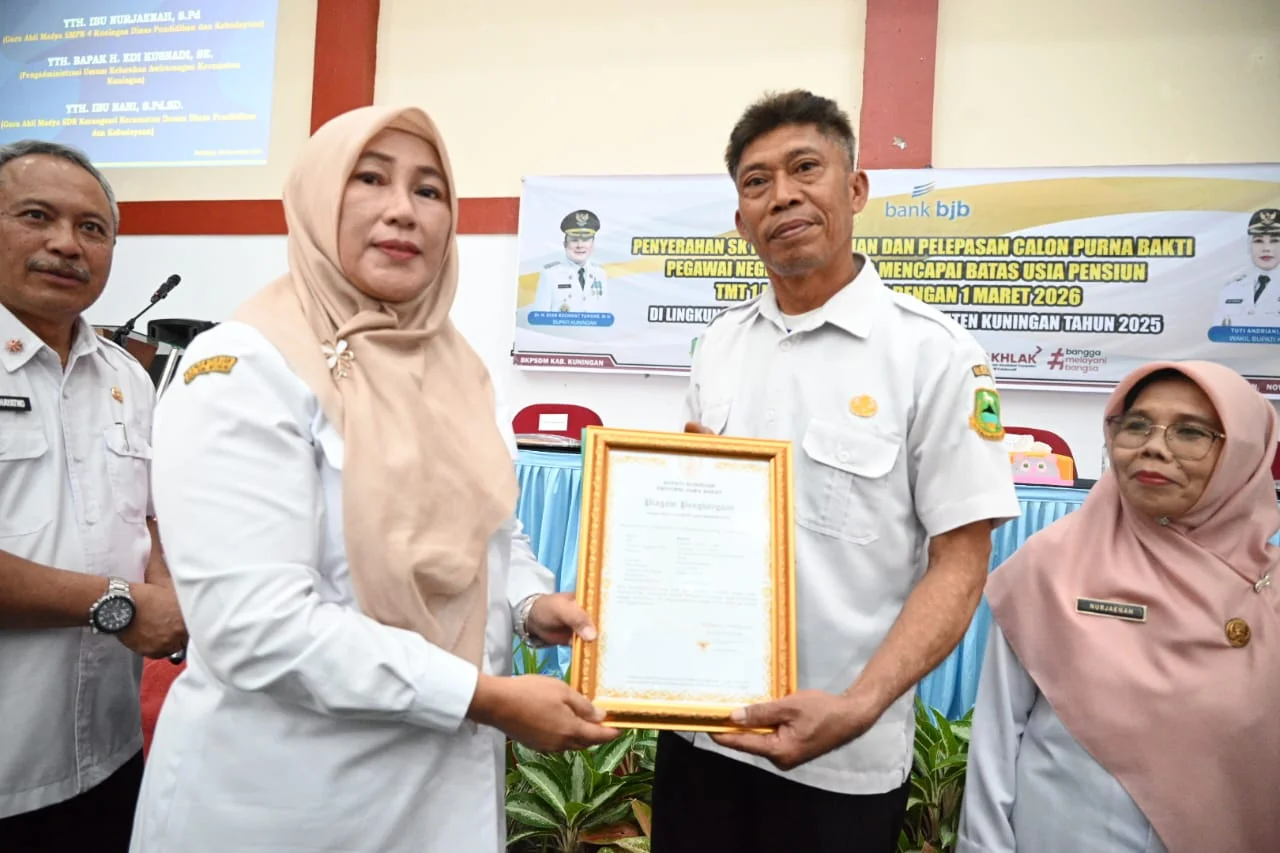 Penyerahan SK dilakukan oleh Wakil Bupati Kuningan, Tuti Andriani, S.H., Mkn kepada ratusan PNS yang telah memasuki masa purna bakti.Ist