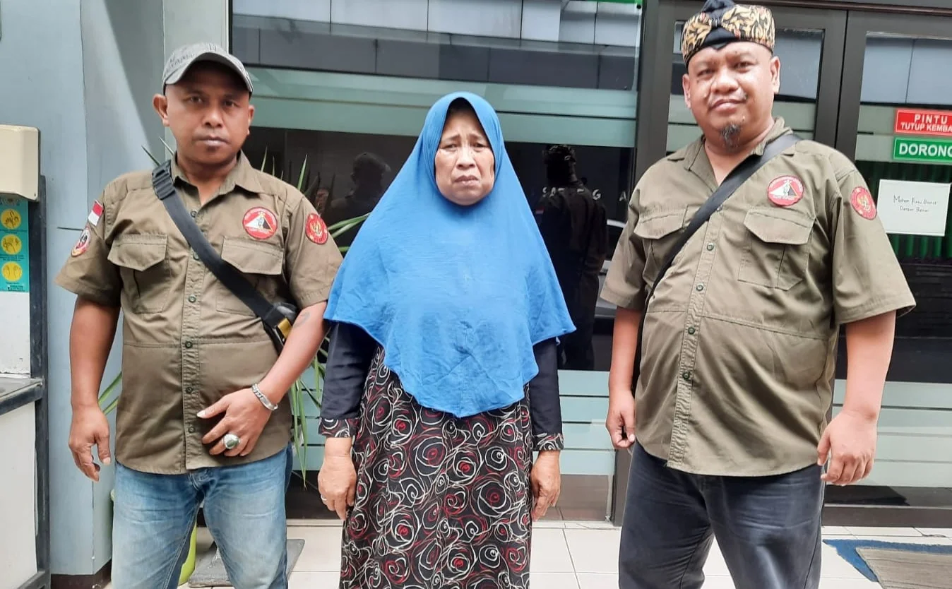 Istri Alamrhum Sisharyanto, Syaria, didampingi LSM Trinusa Jabar, saat mengadukan kematian suaminya ke Dinkes Jabar pada Jumat, 21 November 2025.