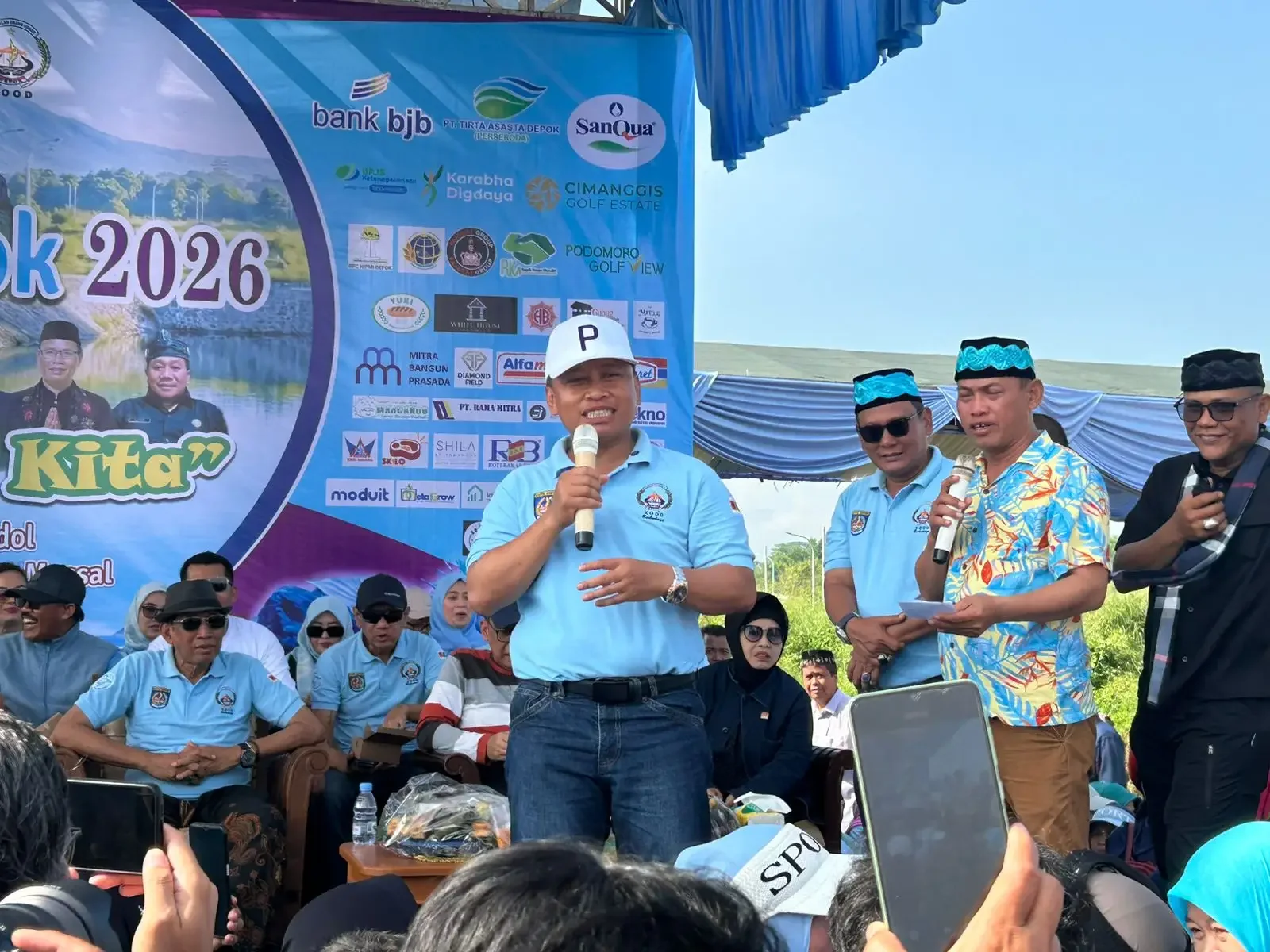 Wali Kota Depok, Supian Suri memberikan sambutan dalam acara Ngubek Empang di Danau CGE, Kecamatan Tapos, Selasa (05/06/26). (Foto : JD01/Diskominfo Depok).