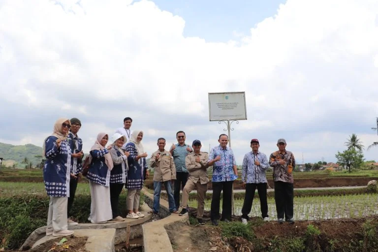 Dalam kunjungan ini DKP3 Kota Sukabumi mengajak rombongan DKPP Indramayu untuk meninjau LP2B mandiri di Kecamatan Lembursitu.Ist
