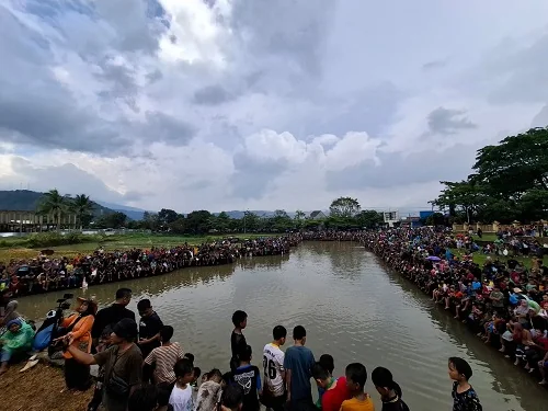 Kolam depan Masjid Al Kamil Pusat Pemerintahan Sumedang dipenuhi warga yang ingin mendapat ikan dalam acara Ngagogo Lauk memperingati Hari Jadi ke-448 Sumedang.Dok-Diskominfosanditik Sumedang