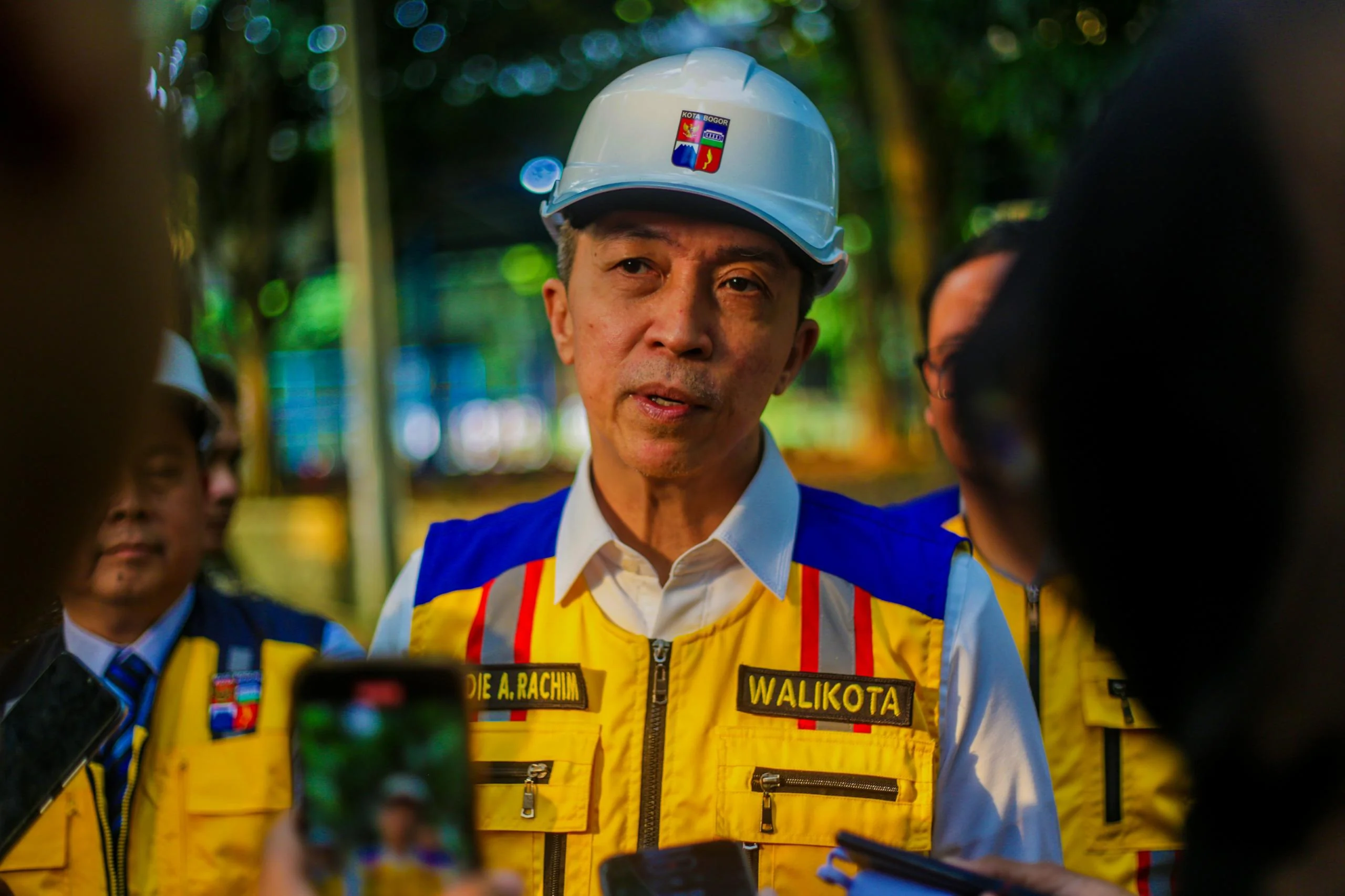 Wali Kota Bogor, Dedie A. Rachim, meminta agar semua truk ataupun kendaraan berat lainnya yang melakukan aktivitas pada proyek pembangunan membersihkan kendaraannya sebelum melintas di jalan.Dok-Diskominfo Kota Bogor
