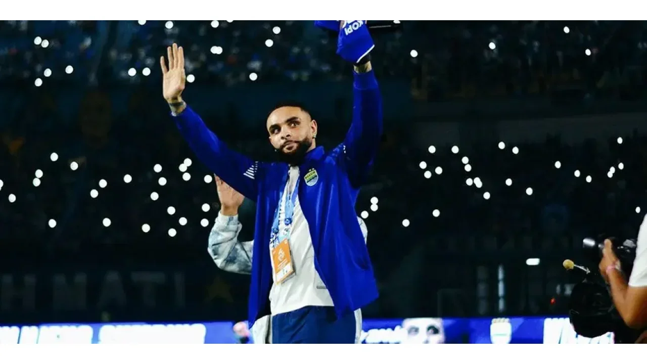 Disanjuang Ribuan Bobotoh,  Istri Kurzawa menangis