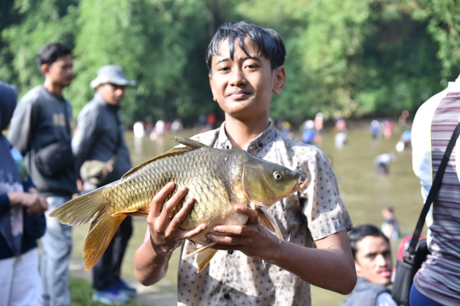 Masyarakat mengikuti pesta rakyat Gobyag Lauk. Tradisi yang digelar menjelang Hari Raya Idulfitri ini menjadi momen kebersamaan warga yang turun langsung ke perairan situ untuk menangkap ikan bersama.Dok-t/ikp/diskominfo/prokompim