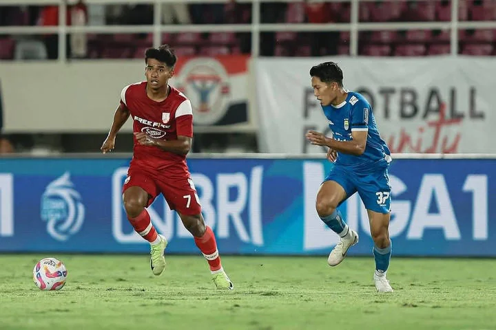 Persis Solo melawan Persib Bandung pada pertandingan Liga 1 di Stadion Manahan, Solo, Minggu (29/12/2024) malam.