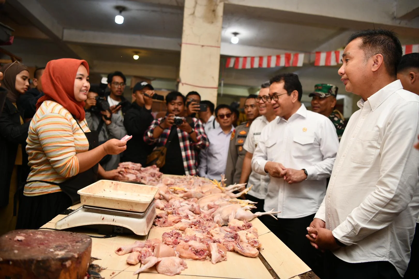 Pj Gubernur Jabar Bey Machmudin mendampingi Menteri Perdagangan Republik Indonesia Budi Santoso memantau harga dan pasokan bahan pokok menjelang Natal 2024 dan Tahun Baru 2025 di Pasar Tagog, Padalarang, Kabupaten Bandung Barat, Senin (23/12/2024).
