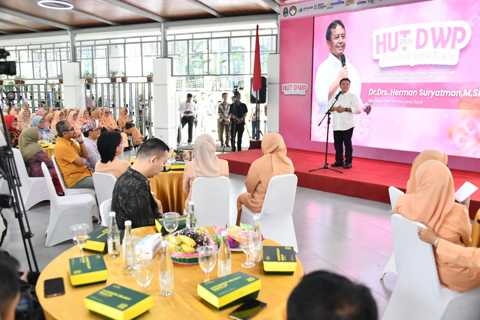 Sekda Jabar Herman Suryatman menghadiri puncak acara HUT DWP Ke-25 Tingkat Provinsi Jabar di pelataran Setda A, Jalan Diponegoro, Kota Bandung, Selasa (17/12/2024).