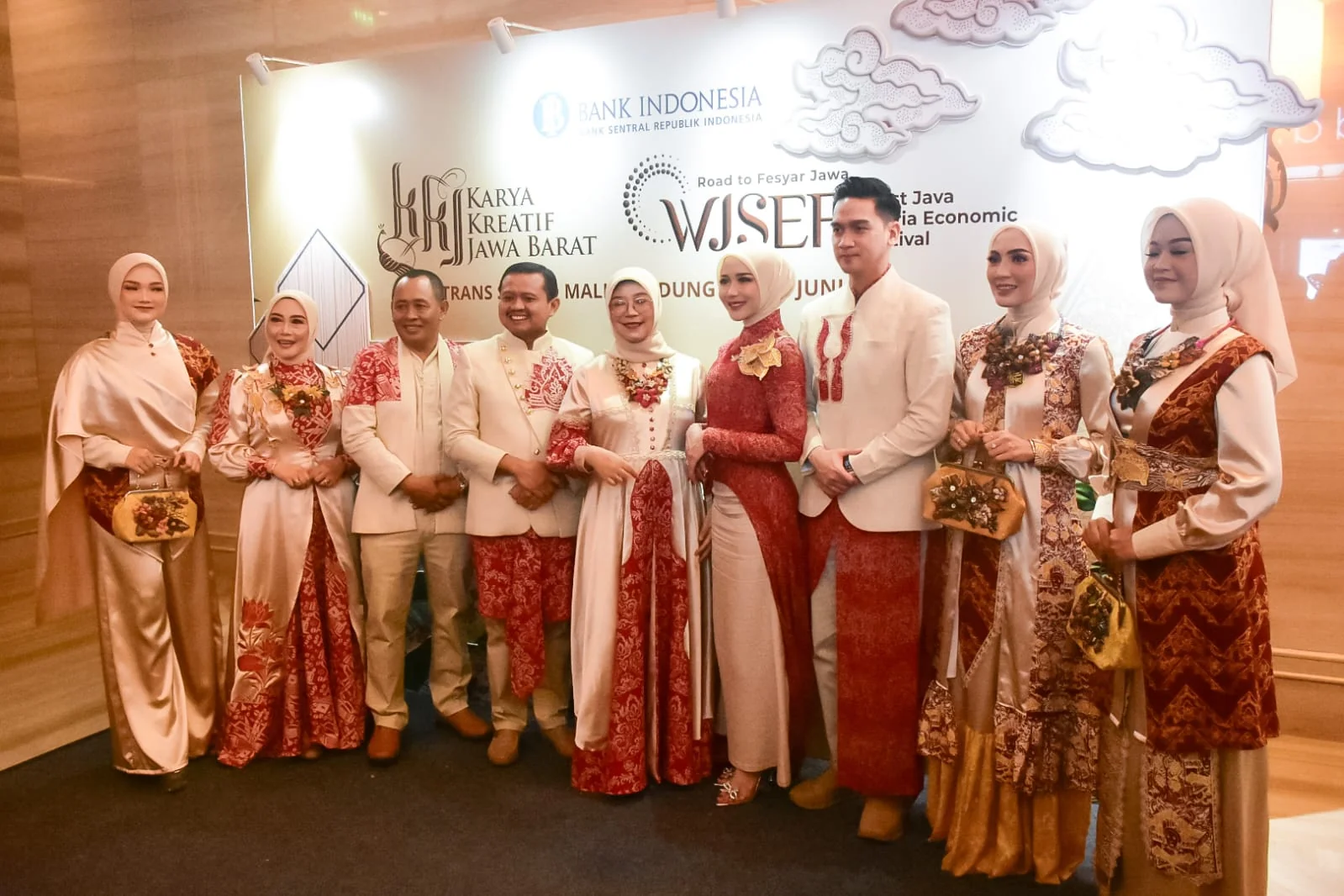 Momentum tersebut semakin istimewa karena Bupati Sumedang Dony Ahmad Munir, Wakil Bupati M. Fajar Aldila beserta istri turut ambil bagian dalam fashion show yang diikuti seluruh kabupaten/kota se-Jawa Barat.Dok-Diskominfosanditik Sumedang