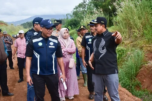 Bupati Sumedang Dony Ahmad Munir didampingi Sekda Tuti Ruswati bersama jajaran Citra Karya Jabar Tol (CKJT) meninjau progres penanganan dampak di kawasan Bendung Cihamerang.Dok-Diskominfosanditik Sumedang