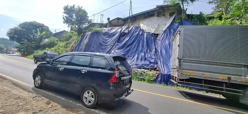 Tebing longsor di jalan nasional Jalan Raya Bandung-Sumedang KM 30.Dok-Diskominfosanditik Sumedang