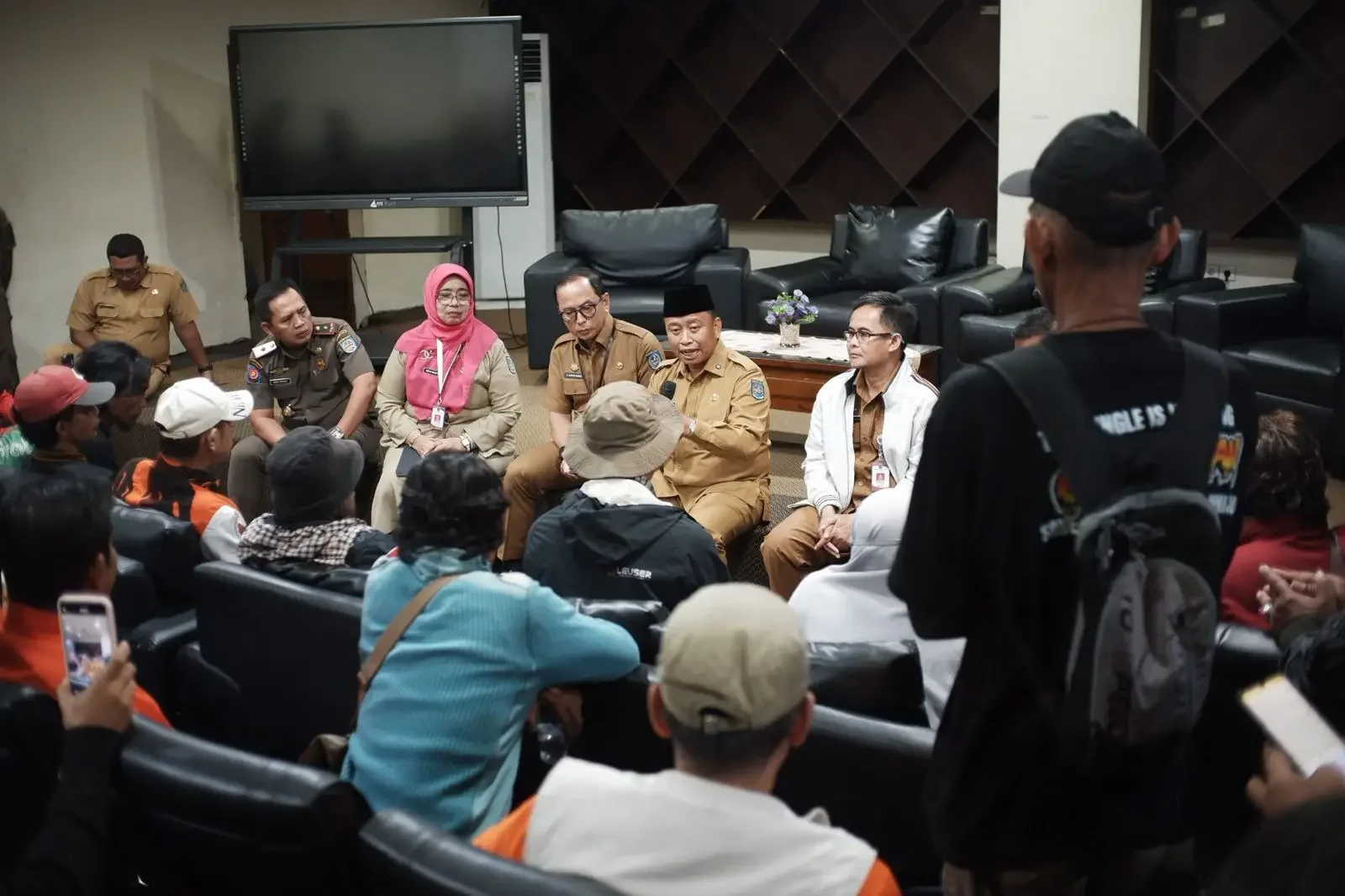 Wali Kota Depok saat berdiskusi dengan perwakilan Aliansi Rakyat Bantu Rakyat di Aula Gedung Perpustakaan. (Foto : JD01/Diskominfo)