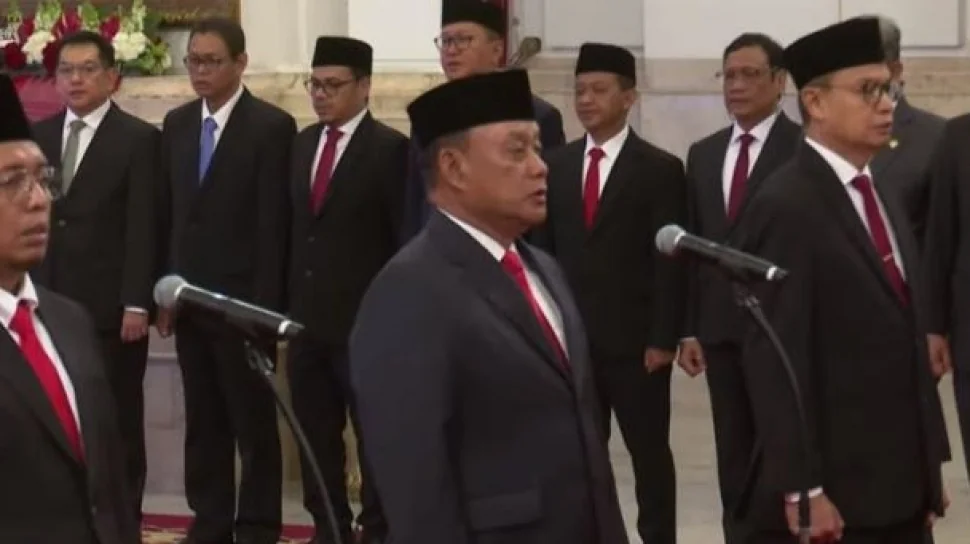 Prof Dadan Hindayana (kénca) jeung Taruna Ikrar (kénca) dina pelantikan jadi Kepala Badan Gizi jeung Kepala BPOM di Istana Negara, Senén (19/8/2024).