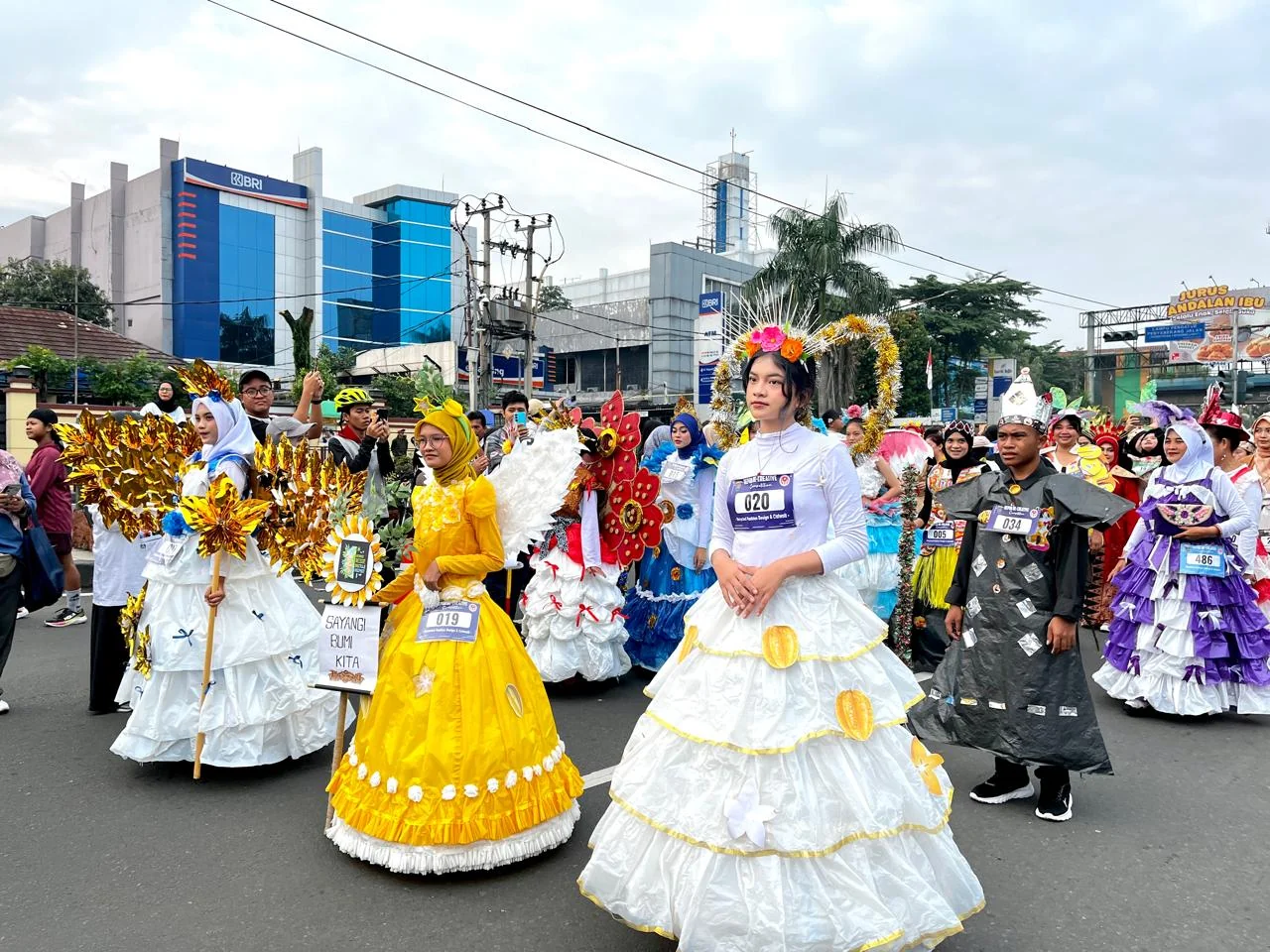 (Peserta gelaran Recycled Fashion Design dan Catwalk Competition serta Trunk Show Designer Lokal Kota Depok saat DCFD, Minggu (07/12/25). Foto: Diskominfo Depok).