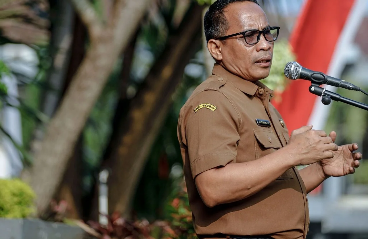 Kadisdik Jabar, Purwanto menjadi pembina apel pagi di Lapangan Disdik Jabar, Kota Bandung, Senin, 25 Agustus 2025.
