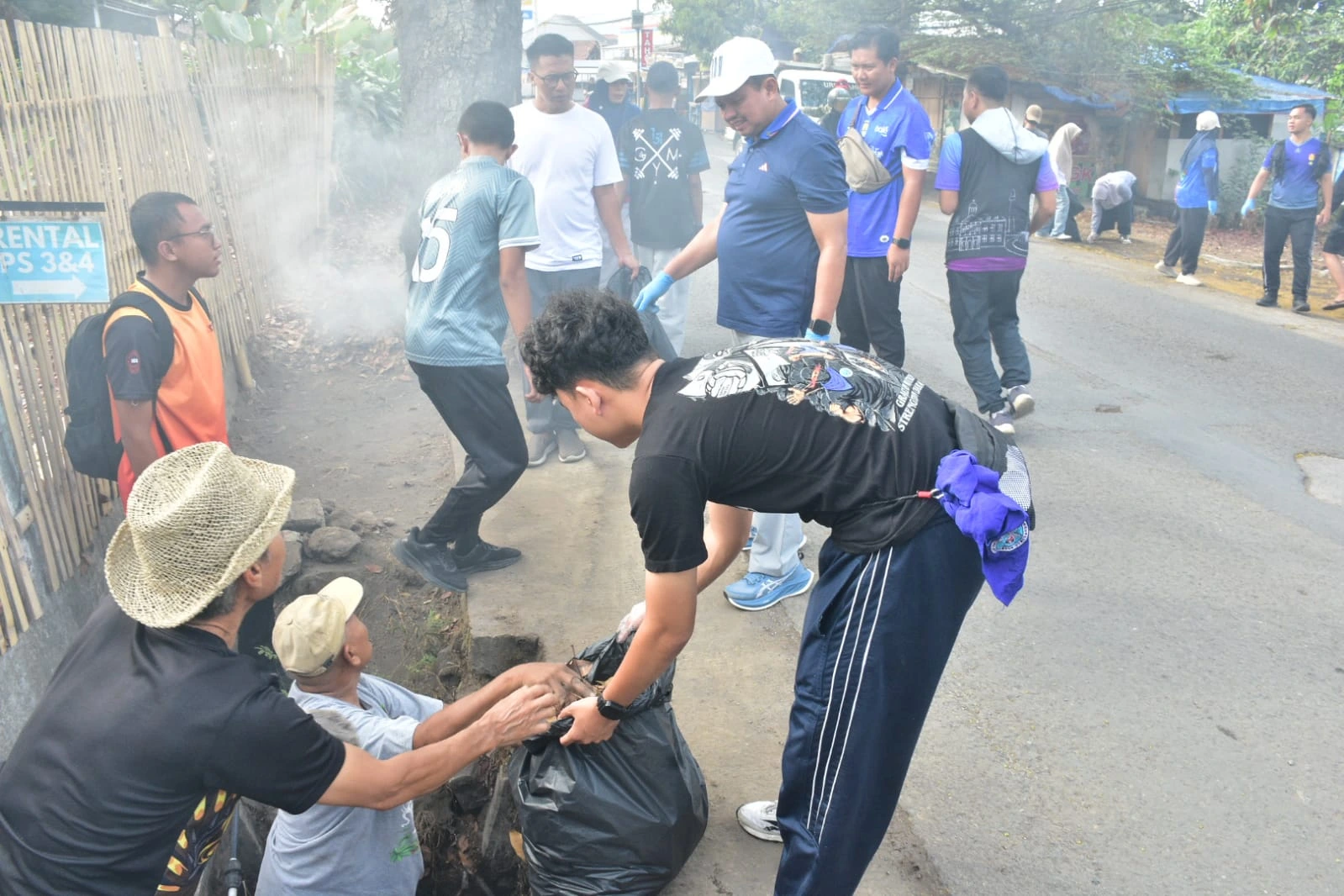 Ngalampah di Desa Licin, Kecamatan Cimalaka, mengajak masyarakat untuk menjaga kebersihan lingkungan melalui aktivitas olahraga sekaligus memungut sampah di sepanjang jalan, Minggu, 25 Oktober 2026.