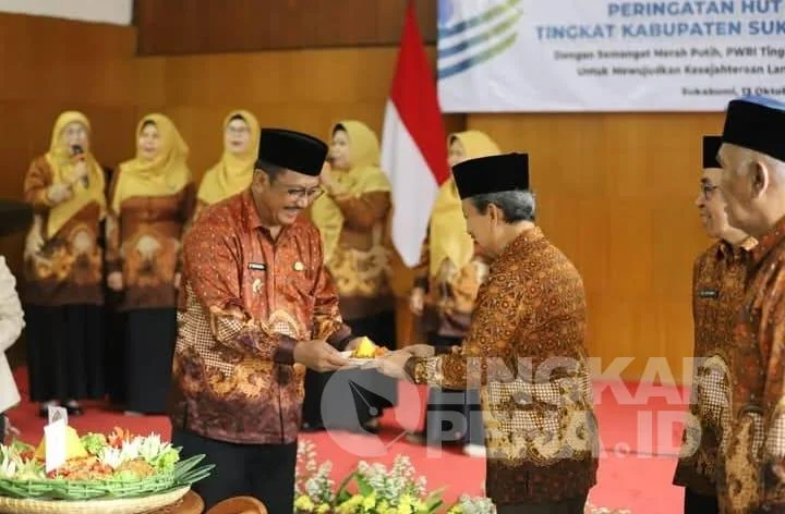 Bupati Sukabumi Asep Japar didampingi Sekretaris Daerah Ade Suryaman menghadiri peringatan HUT ke-63 PWRI.Ist