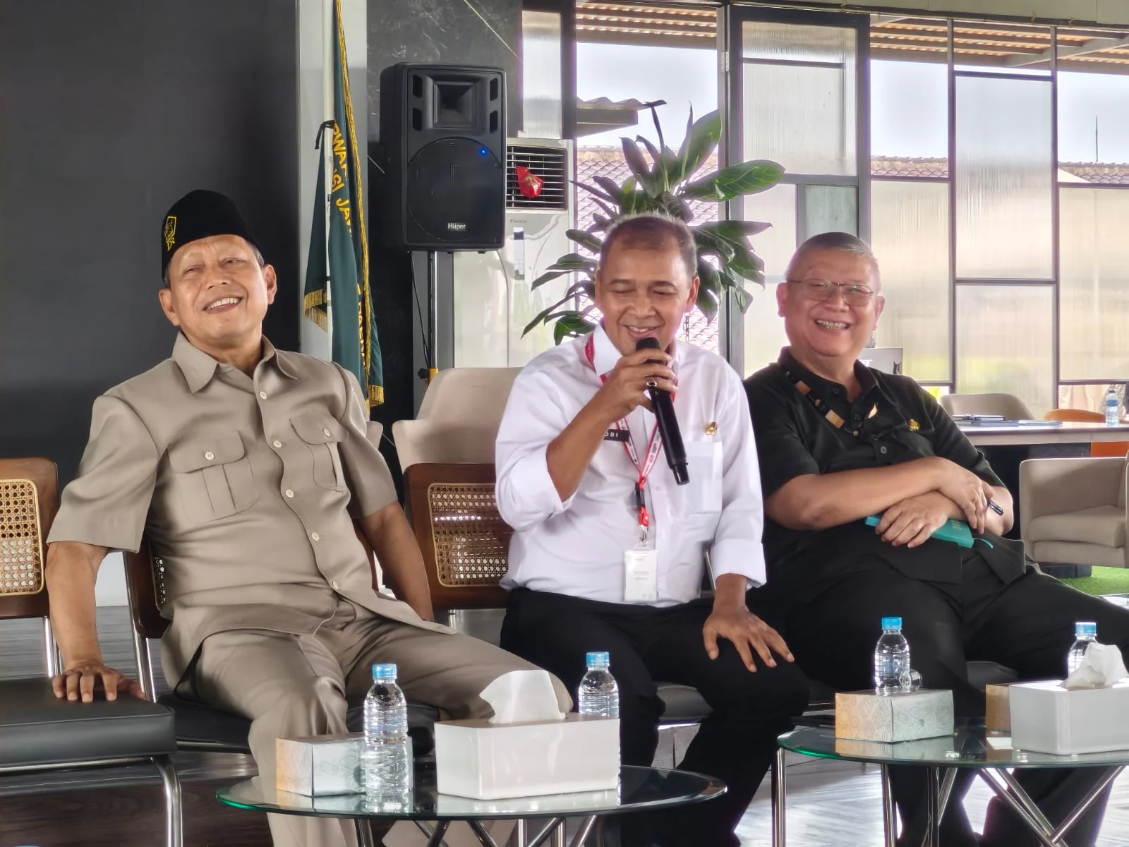Sekretaris DPRD Jabar (Baju putih) Dr.H.Dodi Sukmayana.Dok-Humas DPRD Jabar