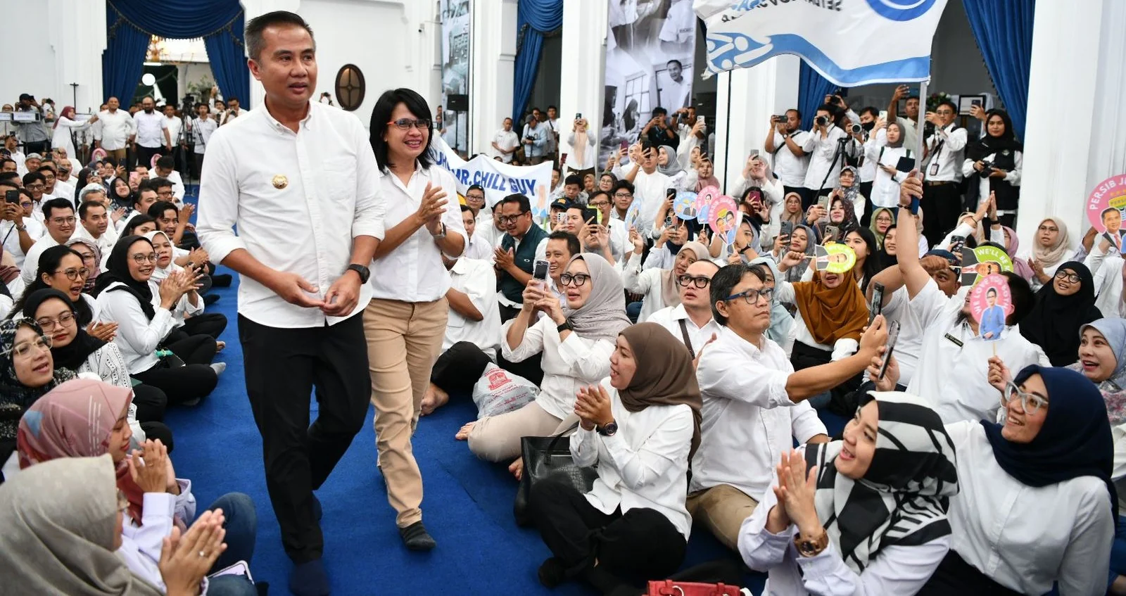 Pj Gubernur Jabar Bey Machmudin melaksanakan silaturahmi JPT dan keluarga besar Setda Jabar di Aula Barat Gedung Sate, Kota Bandung, Rabu, 19 Februari 2025.