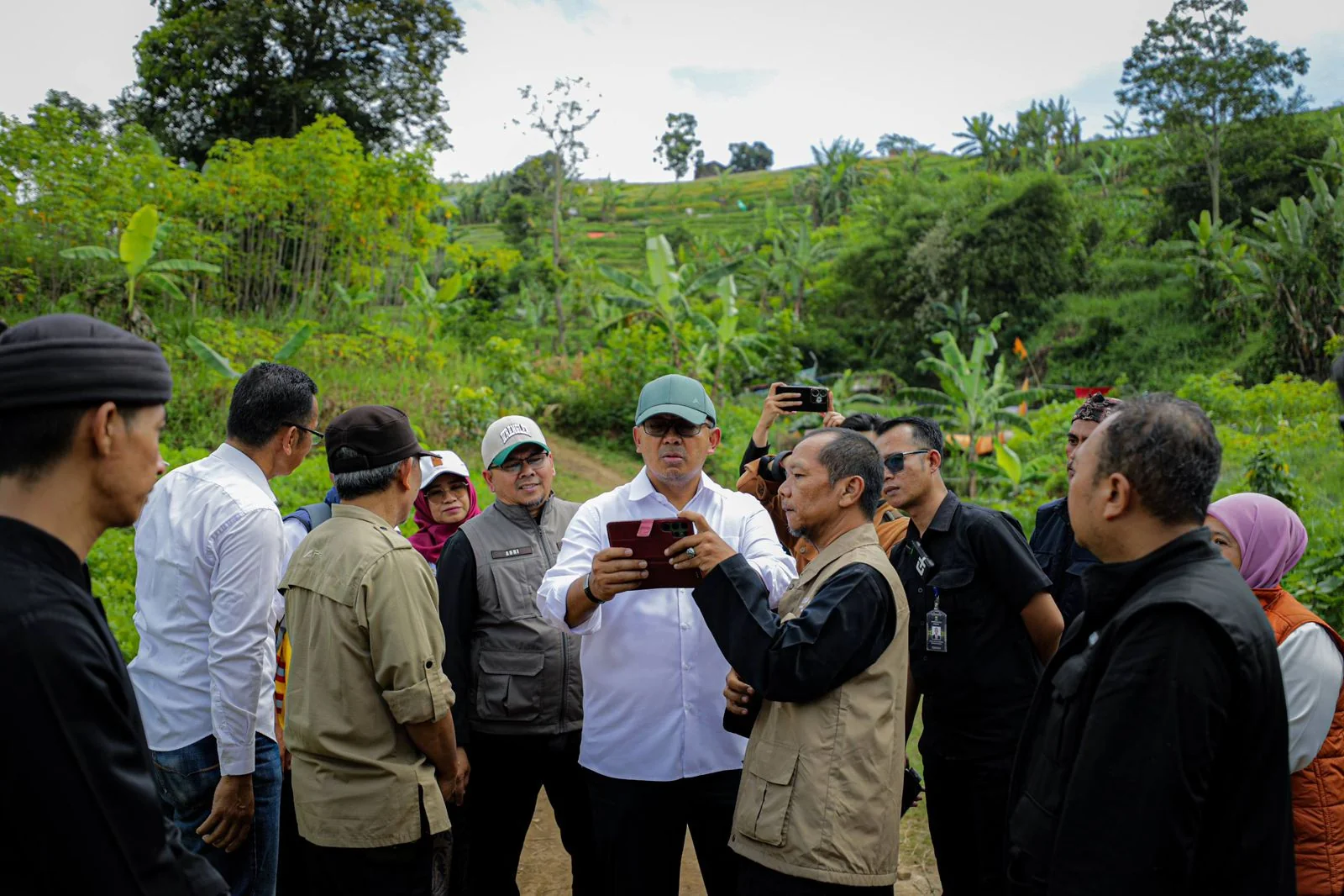 Wali Kota Bandung, Muhammad Farhan saat melakukan monitoring kewilayahan di wilayah Pasanggrahan.Dok-Diskomimfo Kota Bandung