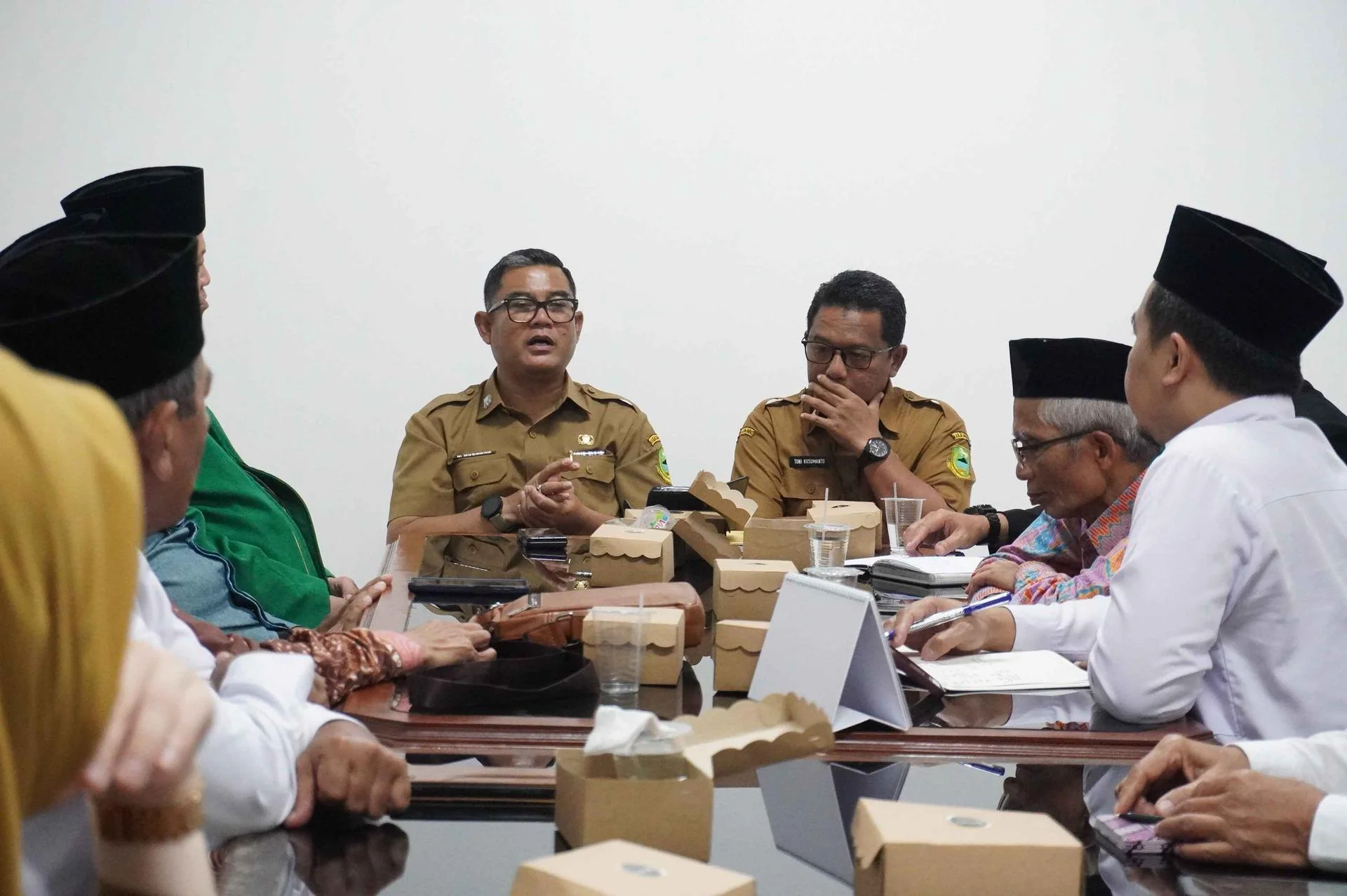 Sekretaris Daerah Kabupaten Kuningan, Uu Kusmana, S.Sos., M.Si., didampingi Asisten Pemerintahan dan Kesejahteraan Rakyat (ASDA I), H. Toni Kusumanto, A.P., M.Si., serta Kepala Bagian Kesejahteraan Rakyat Setda Kuningan, Emup Muplihudin, S.Pd.Dok-IKP/Disk